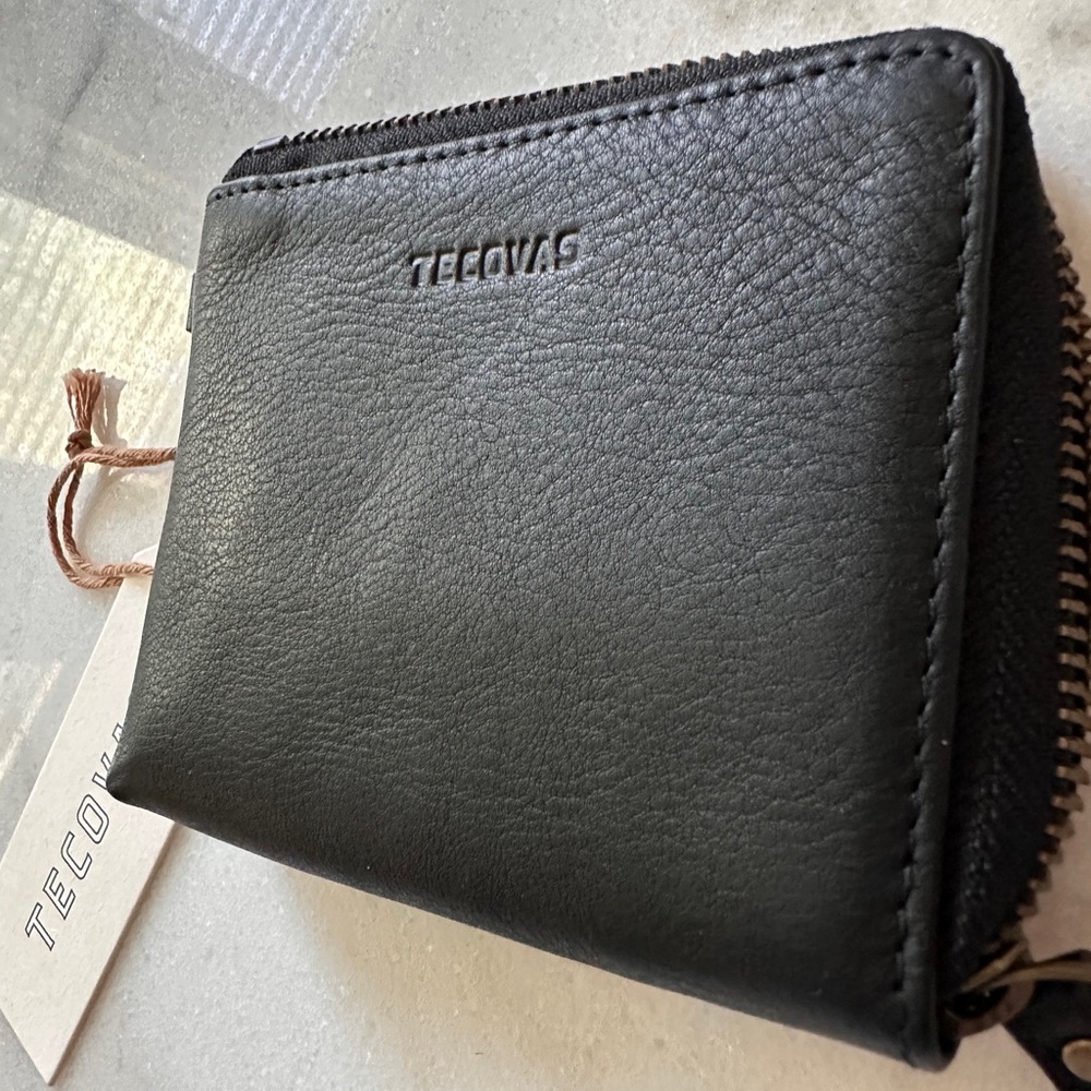Tecovas Black Leather Zip Wallet with Embossed Logo - Picture 3 of 7